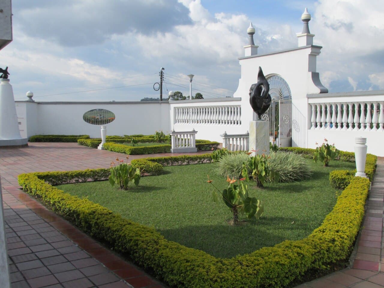 Jardines y entrada del Cementerio Libre de Circasia
