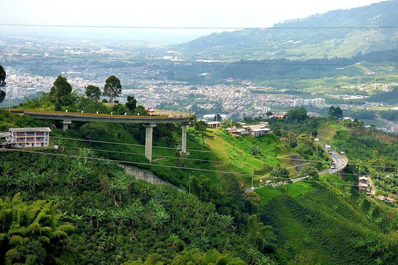 Vista de Dosquebradas y Pereira desde el Alto del Boquerón, con el puente helicoidal en primer plano