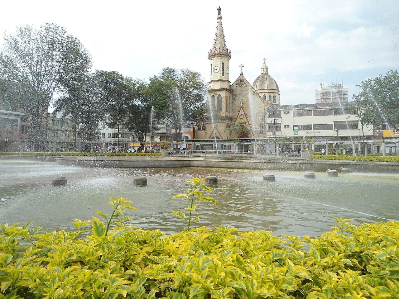 Fountain at Lago Uribe Uribe park in Pereira