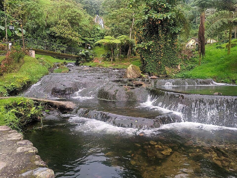 Pozas y río en San Vicente Reserva Termal, Santa Rosa de Cabal