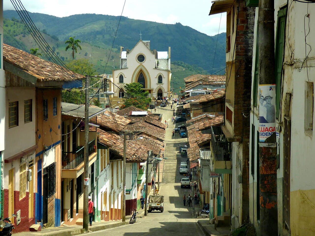 Calle de Apía con la iglesia al fondo